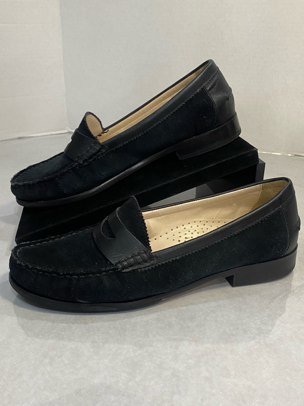 Cole Haan W01401 Black Suede Leather Penny Loafers Women’s 7.5B Moc Toe Low Heel